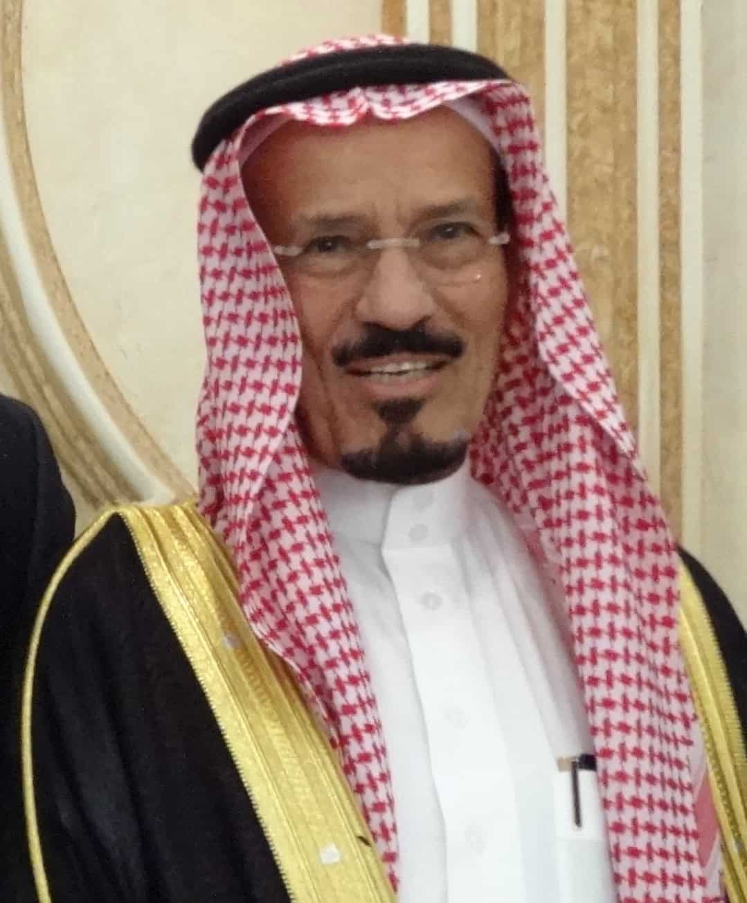 رجل الأعمال السعودي عبدالرحمن الجريسي مرتديًا الثوب الرسمي والغترة والعقال، أحد رموز الاقتصاد والنجاح في المملكة العربية السعودية.